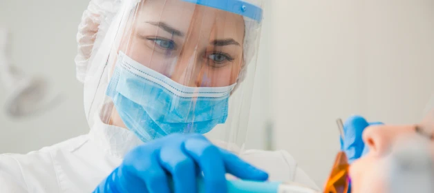 Mulher de máscara e protetor cirurgico