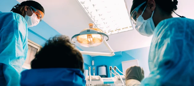 Sala de Cirurgia com médicos e paciente